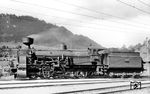 Die 1910 als 80.23 in Dienst gestellte Güterzug-Schlepptenderlok der k.k. Staatsbahnen Österreichs. Nach dem Ersten Weltkrieg wurden die Loks in alle Winde zerstreut, so gingen u.a. 144 Loks an die CSD, die PKP erhielt ehemalige 80er, die sie als Tw12 einordneten, bei der CFR wurden sie zur 50.0, die MAV erfasste sie als Reihe 520.5. Nach dem "Anschluss" Österreichs im Jahr 1938 wurden die Loks von der Reichsbahn als BR 57.4 eingereiht, 80.23 wurde in 57.411 umgenummert und so auch vom deutschen RVM-Fotografen im Bw Villach abgelichtet, wobei die alten österreichischen Bezeichnungen für das Bild wohl frisch überpinselt worden waren. 57 411 verblieb nach Ende des Zweiten Weltkriegs in der Tschechoslowakei und wurde erst am 18.03.1954 nach Österreich zurückgegeben, wo sie am 24.04.1954 ausgemustert wurde. (20.07.1940) <i>Foto: RVM-Filmstelle Berlin (Maey)</i>