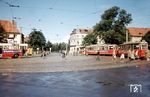 Straßenbahnzug der Linie 3 (Eidelstedt – Langenfelde – Osterstr. – Dammtor – Gänsemarkt – Rathausmarkt – Mönckebergstr. – Hauptbahnhof – Steindamm – Wandsbek-Markt – Tonndorf) in der Schleife Tonndorf. In der Mitte der Schleife steht ein Bus der Linie 64 nach Rahlstedt. (08.1960) <i>Foto: Uwe Jens Jansen</i>