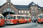 MAN-Prototyp „Typ Hamburg“ 6897 vor dem Bahnhof Hamburg-Harburg. Das Probefahrzeug von MAN/Krauss-Maffei war zum Zeitpunkt der Aufnahme flammneu und wurde im Oktober 1968 aus dem Verkehr gezogen. (10.1960) <i>Foto: Uwe Jens Jansen</i>