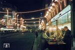 Weihnachtsstimmung in der Mönckebergstraße in Hamburg. (12.1961) <i>Foto: Uwe Jens Jansen</i>