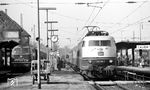 103 196 ist mit einem Schnellzug nach Stuttgart in Lauda eingetroffen. (01.1978) <i>Foto: Burkhard Wollny</i>