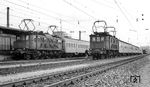 117 116 (Baujahr 1930) und 117 004 (Baujahr 1929) warten vor Personenzügen nach Donauwörth in Augsburg Hbf. (02.1977) <i>Foto: Burkhard Wollny</i>