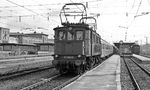 117 004 vor einem Personenzug nach Donauwörth in Augsburg Hbf. Rechts steht 117 116. (02.1977) <i>Foto: Burkhard Wollny</i>