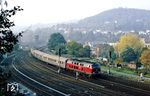 215 031 mit elektrischer Heizung vor Sonderzug E 25759 im Betriebsbahnhof Wuppertal-Rauenthal. (12.10.1986) <i>Foto: Wolfgang Bügel</i>