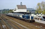 Bei der Mittagsleistung des N 5349 nach Solingen war der Steuerwagen offenkundig immer noch defekt, sodass 212 239 weiterhin "verkehrt" am Zug war. Aufnahme im Bahnhof Remscheid-Lennep. (13.10.1986) <i>Foto: Joachim Bügel</i>