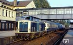 Und auch die Nachmittagstour vor dem N 5379 wurde noch "Lok voraus" bespannt, sodass auch im alten Remscheider Hauptbahnhof dieses sonst nicht mögliche Motiv umgesetzt werden konnte. (13.10.1986) <i>Foto: Joachim Bügel</i>