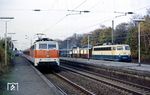 Im Bahnhof Kalkum überholt 111 155 auf der S 1 nach Düsseldorf den Orient-Express-Sonderzug Lr 36456 mit 110 326. (09.11.1986) <i>Foto: Wolfgang Bügel</i>