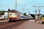 103 226 während des planmäßigen Aufenthalts (12.10 Uhr - 12.12 Uhr) des IR 2175 (Hamburg-Altona - Hannover - Kassel) im Bahnhof Lüneburg. (17.07.1994) <i>Foto: Benno Wiesmüller</i>