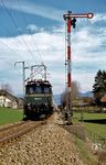 169 002 mit N 6615 am Einfahrsignal aus Richtung Saulgrub bei Bad Kohlgrub. (27.03.1981) <i>Foto: Prof. Dr. Willi Hager</i>