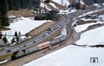 194 087 hat soeben Klais verlassen und rollt mit N 5428 dem nächsten Halt in Garmisch-Partenkirchen entgegen. Auf der Bundesstraße 2 sind die Wintersportler unterwegs. (28.03.1981) <i>Foto: Prof. Dr. Willi Hager</i>
