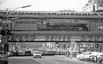 01 0532 trifft mit D 337 aus Hamburg im Bahnhof Berlin-Zoologischer Garten ein, damals der einzige Fernbahnhof auf Westberliner Seite. (04.1976) <i>Foto: Burkhard Wollny</i>