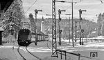 145 155 fährt mit einem Personenzug aus Freiburg in den Bahnhof Titisee ein. (01.1978) <i>Foto: Burkhard Wollny</i>
