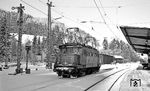 145 167 im winterlichen Bahnhof Neustadt/Schwarzwald. (01.1978) <i>Foto: Burkhard Wollny</i>
