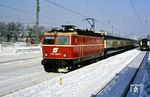 ÖBB 1044.084 mit E 687 aus Reutte/Tirol im Bahnhof Mittenwald. (17.01.1987) <i>Foto: Joachim Bügel</i>