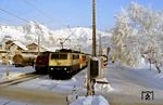 Bei frostigen Temperaturen und Bilderbuchwinterwetter erreicht ein Wintersportzug mit 111 098 und 111 114 den Bahnhof Seefeld in Tirol, während der Turnussonderzug Dt 13484 mit 601 015 auf Ausfahrt nach Mittenwald wartet. (18.01.1987) <i>Foto: Joachim Bügel</i>