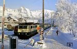 111 098 und die leihweise von Düsseldorf nach München umgesetzte 111 114 vor einem Wintersportzug in Seefeld in Tirol. (18.01.1987) <i>Foto: Joachim Bügel</i>
