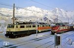 111 098 und 111 114 mit 601 015 als "Alpen-See-Express" Dt 13484 nach Hamburg im Bahnhof Seefeld/Tirol. (18.01.1987) <i>Foto: Joachim Bügel</i>