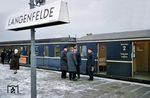 Personalwechsel an einer S-Bahn im Bahnhof Hamburg-Langenfelde.  (22.02.1962) <i>Foto: Uwe Jens Jansen</i>