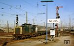 212 275 (Bw Wuppertal) fährt mit dem durchgehenden Zug N 8120 von Düsseldorf nach Heimbach (Eifel) in Neuss ein. (31.01.1987) <i>Foto: Wolfgang Bügel</i>