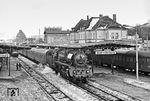 03 0077 hat mit dem D 814 nach Stralsund den Bahnhof Neubrandenburg erreicht. Deutlich sind auch noch Anfang März 1979 die Reste des Katastrophenwinters 1978/79 zu erkennen, der den Norden der DDR völlig lahmlegte. (01.03.1979) <i>Foto: Joachim Schmidt</i>