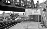 01 0532 (Bw Wittenberge) fährt mit dem Leerpark des D 337 aus Hamburg zur Abstellung nach Rummelsburg durch Berlin Ostkreuz. (12.1975) <i>Foto: Burkhard Wollny</i>