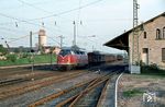 220 076 übernimmt einen Güterzug in Einbeck. (07.05.1981) <i>Foto: Prof. Dr. Willi Hager</i>