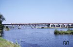 Die 601-Doppeleinheit als Dt 13420 nach Dortmund aus einem anderen Blickwinkel auf der Regensburger Donaubrücke bei Mariaort. (21.08.1980) <i>Foto: Dorothee Hager</i>