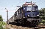 118 032 fährt mit E 3033 nach München aus dem Haltepunkt Regensburg-Burgweinting. (21.08.1980) <i>Foto: Prof. Dr. Willi Hager</i>