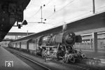 50 2417 (Bw Mannheim) ist mit P 2941 in Heidelberg Hbf angekommen. Die Mannheimer Lok erhielt am 7. Juli 1955 einen Henschel-Mischvorwärmer der Bauart MVR, der 1964 wieder ausgebaut wurde. (18.10.1959) <i>Foto: Helmut Röth</i>