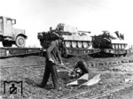 Beim Unternehmen "Zitadelle" - einer Panzerschlacht vom 05. bis 16. Juli 1943 bei Kursk - wurden erstmals 200 Panzer des neu entwickelten Typs Pz V Panther Dora eingesetzt. Die auf den Flachwagen der Gattung Ss verladenen Panzer stammen aus dem späteren Baulos 1943/44, die von der 5. SS-Division "Viking" eingesetzt wurden. Davor wird versucht, den Oberbau behelfsmäßig und mit einfachsten Mitteln instand zu setzen. (1943) <i>Foto: RVM (Ittenbach)</i>