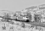 103 159 mit dem IC 107 "Rheinpfeil" (Hannover - München) im winterlichen Spessart bei Heigenbrücken. (1975) <i>Foto: Reinhold Palm</i>
