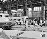 Der in Frankfurt/M Hbf (hier noch als "Hauptpersonenbahnof" Hpbf beschildert) eingetroffene 420 158 entlässt gerade seine Fahrgäste. Daneben stehen 103 235 und eine Limburger 216. (1975) <i>Foto: Reinhold Palm</i>
