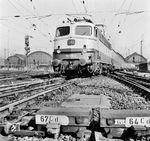 112 488 verlässt mit dem "Rheinpfeil" den Frankfurter Hauptbahnhof.  (1969) <i>Foto: Reinhold Palm</i>