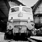 Diese Perspektive sollte wohl vor dem Erscheinen der Baureihe 103 die Baureihe E 10.12 (ab 1968: 112) besonders dynamisch erscheinen lassen. Ein solcher Standpunkt mitten im Gleis des Frankfurter Hauptbahnhof war sicherlich nur den berufsmäßigen DB-Fotografen vorbehalten. (1968) <i>Foto: Reinhold Palm</i>