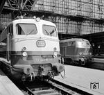 112 490, die von April 1968 bis Mai 1972 in Frankfurt/M stationiert war, im heimatlichen Hauptbahnhof. Dahinter steht die Limburger V 160 109. (1968) <i>Foto: Reinhold Palm</i>