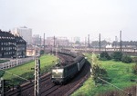 141 393 läuft mit einem S-Bahnzug aus Düsseldorf in den Essener Hauptbahnhof ein. (05.1972) <i>Foto: H.D.Kremer</i>