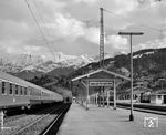 Der Bahnhof Garmisch-Partenkirchen ist ein Bahnknotenpunkt im Süden Bayerns, der an der Bahnstrecke München – Garmisch-Partenkirchen, der Mittenwaldbahn nach Innsbruck und der Außerfernbahn über Reutte nach Kempten (Allgäu) liegt. Heute wird er täglich von ca. 65 Regionalverkehrszügen und einigen Zügen von DB Fernverkehr bedient. Es ist bereits der zweite Bahnhof, nachdem zum 1. Juli 1912 Garmisch-Partenkirchen für die bis Mittenwald verlängerte Strecke einen neuen Durchgangsbahnhof erhielt, der näher an Garmisch heranrückte, weil der bisherige Bahnhof nicht mehr erweitert werden konnte. Eine Besonderheit waren jahrzehntelang die Betriebshalte der österreichischen Korridorzüge von Innsbruck nach Reutte. Diese wechselten in Garmisch-Partenkirchen die Fahrtrichtung, ein Fahrgastwechsel war aber nicht gestattet.  (1968) <i>Foto: Reinhold Palm</i>