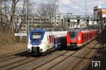 Nahe des Wuppertaler Hauptbahnhofs begegnen sich zwei Konkurrenten im Nahverkehr auf der Schiene: Links NX 355 (442 355) als RB 32448 auf dem Weg nach Wuppertal-Oberbarmen, rechts eine S 8 nach Mönchenglabach in Form von 1440 801. (14.03.2020) <i>Foto: Wolfgang Bügel</i>
