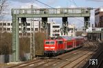 Die lokbespannten Züge auf der Linie RE 4 zwischen Aachen und Dortmund werden das Jahr 2020 wohl auch nicht überleben. Hier fährt 111 115 vor dem RE 10422 nach Aachen auf den Wuppertaler Hauptbahnhof zu. (14.03.2020) <i>Foto: Wolfgang Bügel</i>