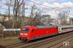 101 046 fährt mit IC 2027 (Hamburg-Altona - Regensburg) in Wuppertal Hbf ein. (14.03.2020) <i>Foto: Wolfgang Bügel</i>