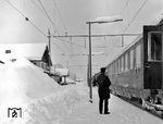 Ein Schnellzug ist im Bahnhof Klais eingetroffen. Noch galt der Werbespruch der Bahn: "Alle reden vom Wetter - wir nicht!", nebenbei einer der erfolgreichsten Werbekampagnen in der Geschichte der Bundesbahn überhaupt. (1968) <i>Foto: Reinhold Palm</i>