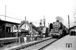 50 886 vom Bw Friedberg passiert eine Gleisbaustelle im Bahnhof Ostheim bei Butzbach. (1955) <i>Foto: Reinhold Palm</i>