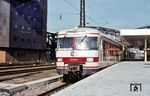 Der am 30.04.1970 von MAN/SSW nach München gelieferte 420 503/003 war der dritte Prototyp der Baureihe 420 und war eigentlich für die S-Bahn Frankfurt bestimmt. Daher hatte er auch die für München ungewöhnliche Farbgebung in Karminrot (RAL 3002) und Kieselgrau, hier in der S-Bahnstation Hackerbrücke. (07.09.1972) <i>Foto: Dieter Junker</i>