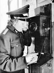 Stationsvorsteher Edith sichert den Kriegsverkehr: "Die Entgegennahme von Meldungen am Diensttelefon ist eine der verantwortungsvollsten Aufgabe." (1942) <i>Foto: Atlantic/Ahrweiler</i>