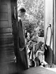 Stationsvorsteher Edith sichert den Kriegsverkehr: "Wenn einer eine Reise tut... Klein-Inge wird zu Hause erzählen, wie fürsorglich sie von der "Tante Schaffnerin" auf ihrer Fahrt behütet worden ist." (1942) <i>Foto: Atlantic/Ahrweiler</i>