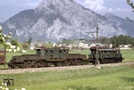 ÖBB 1080.17 + 1189.05 mit einem Güterzug bei Altmünster vor der Kulisse des 1691 m hohen Traunsteins.	 (16.05.1979) <i>Foto: Peter Schiffer</i>