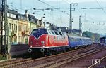 V 200 033 mit einem "F-Zug" anlässlich der Feierlichkeiten zu "40 Jahre Bundesrepublik Deutschland" in Remagen. (21.10.1989) <i>Foto: Peter Schiffer</i>