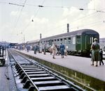 Reisende in München Hbf. Wieviel Öl damals die Loks in die Gleise verloren, zeigt anschaulich der Bereich vor dem Gleisabschluss. (1960) <i>Foto: Reinhold Palm</i>