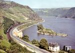 Eine E 10 ist im Rheintal kurz vor Oberwesel unterwegs. Die Felseninsel im Rhein ist der "Tauber Werth", ursprünglich als "Taufer Werth" bezeichnet (seichtes Wasserloch), da man bei Niedrigwasser zu Fuß auf die Insel gehen kann. Sie zählt tatsächlich auch zu den Untiefen des Rheins, die sich im Laufe der Zeit in seinem sehr engen und kurvenreichen Flussbett gebildet haben und die Rheinschifffahrt behinderten oder bei niedrigen Wasserständen gefährdeten. Heute sind viele dieser Untiefen durch den Rheinausbau beseitigt oder entschärft worden. Zwischen Sankt Goar und Oberwesel wird die Schifffahrt seit 1972 mit Hilfe von Lichtsignalen geregelt, die letzten Rheinlotsen waren bis 1988 tätig.  (1959) <i>Foto: Reinhold Palm</i>