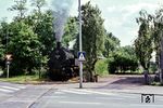 Hier hatte wohl der Straßenverkehr Vorrang. 93 526 wartet auf der Fahrt vom Schlachthof in Hannover die Zustimmung für das Kreuzen der Hans-Böckler-Allee ab. (28.05.1968) <i>Foto: Dieter Junker</i>